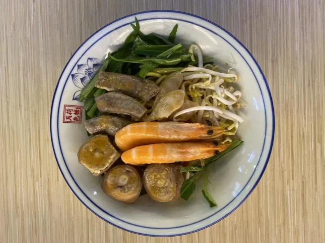 Abalone Clams Intestines Homemade Pig's Tails Prawn Noodles 鲍贝粉肠自制猪尾虾面