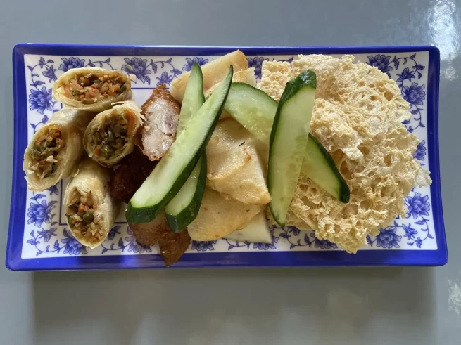 SET C -Sausage , Spring Roll, Ngoh Hiang Roll, Fried Tofu, Flat Fish Hiang and Cucumber
灌腸,春卷, 五香卷, 豆干, 扁香和黄瓜