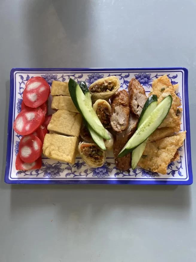 SET A - Veg Goose , Ngoh Hiang Roll, Fishball and Cucumber
斋鹅, 五香卷, 鱼丸串和黄瓜